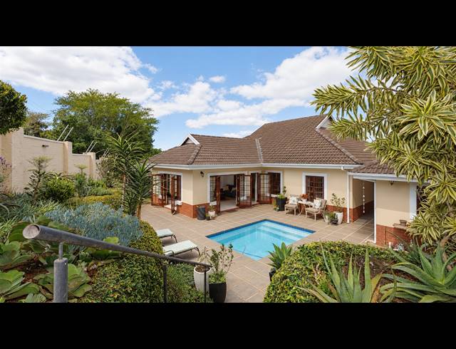 3 BEDROOM TOWNHOUSE FOR SALE IN HILLCREST CENTRAL
